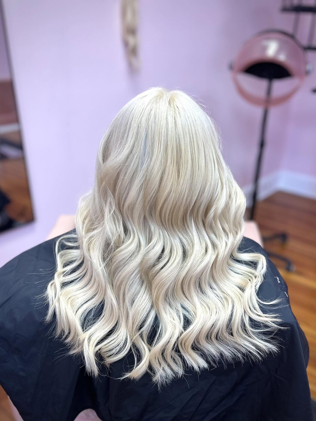 Bright platinum blonde waves by Kylie